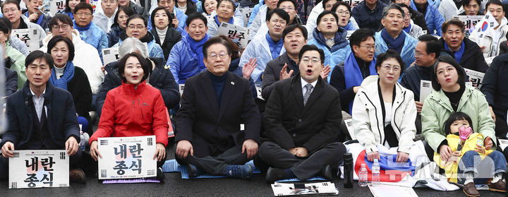 [서울=뉴시스] 김근수 기자 = 이재명 더불어민주당 대표를 비롯한 야5당 원내대표들이 1일 서울 종로구 안국역 인근에서 열린 야5당 공동 내란종식 및 민주헌정수호를 위한 윤석열 파면 촉구 범국민대회에 참석해 있다.&nbsp; 왼쪽부터 한창민 사회민주당 대표, 김재연 진보당 상임대표, 이 대표, 박찬대 더불어민주당 원내대표, 김선민 조국 혁신당 대표 권한대행, 용혜인 기본소득당 대표. 2025.03.01. ks@newsis.com