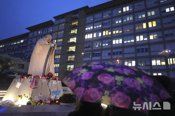 [로마=AP/뉴시스] 프란치스코 교황이 입원 중인 로마 아고스티노 제멜리 병원의 지난 1일(현지 시간) 전경, 025.03.13.