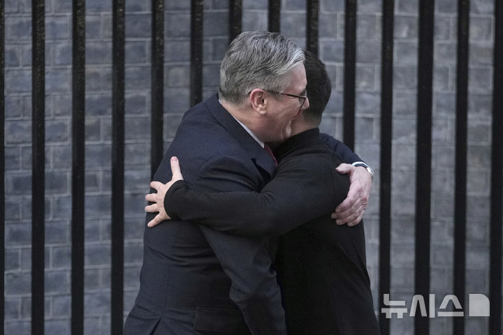 [런던=AP/뉴시스]키어 스타머 영국 총리(사진 왼쪽)가 1일(현지 시간) 런던 다우닝가에서 볼로디미르 젤렌스키 대통령을 포옹으로 환영하고 있다. 2025.03.02.