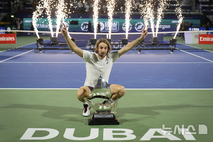 [두바이=AP/뉴시스] 스테파노스 치치파스(그리스)가 1일(현지 시간) 아랍에미리트(UAE) 두바이에서 열린 남자프로테니스(ATP) 투어 두바이 듀티프리 챔피언십 단식 결승에서 펠릭스 오제알리아심(캐나다)을 꺾고 우승한 뒤 기뻐하고 있다. 2025.03.01
