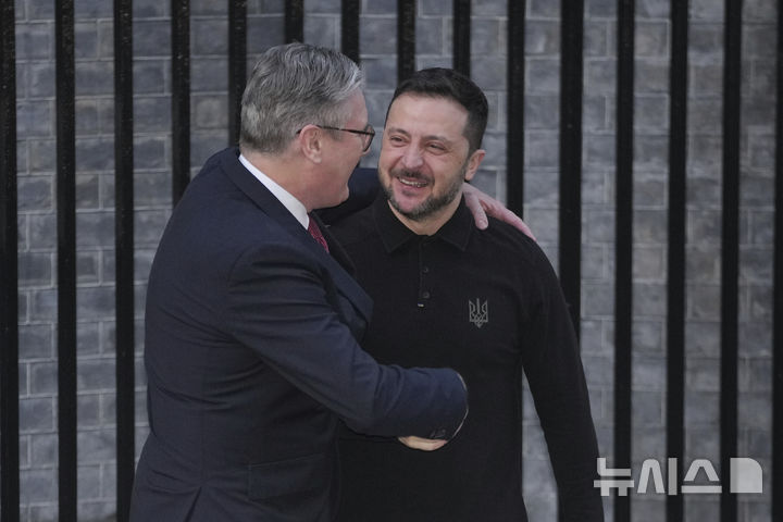 [런던=AP/뉴시스] 볼로디미르 젤렌스키(오른쪽) 우크라이나 대통령이 1일(현지 시간) 영국 런던 총리 관저에서 키어 스타머 총리와 만나 악수하고 있다. 젤렌스키 대통령은 "영국은 우크라이나 핵심 파트너"라며 "영국의 지원을 믿는다"라고 말했다. 2025.03.02.