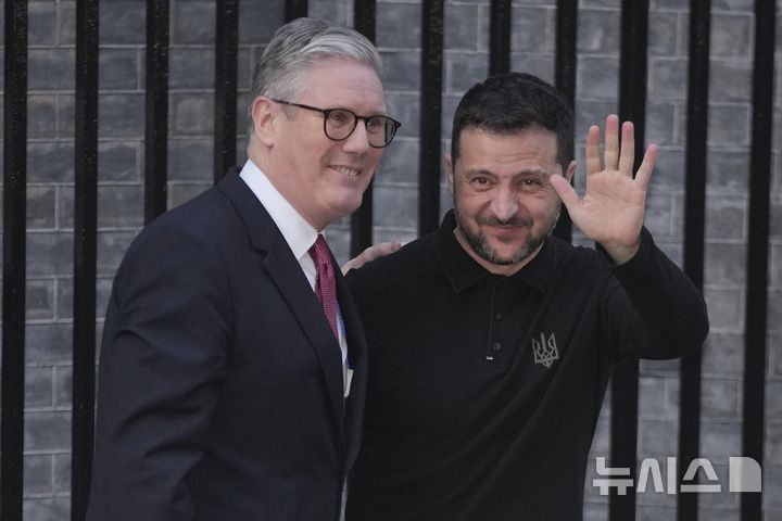 [런던=AP/뉴시스] 볼로디미르 젤렌스키(오른쪽) 우크라이나 대통령이 1일(현지 시간) 영국 런던 총리 관저에서 키어 스타머 총리와 만나 취재진에 인사하고 있다. 젤렌스키 대통령은 "영국은 우크라이나 핵심 파트너"라며 "영국의 지원을 믿는다"라고 말했다. 2025.03.03.
