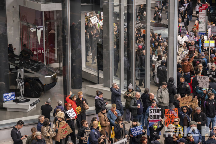 [뉴욕=AP/뉴시스] 지난 1일(현지 시간) 미국 뉴욕의 테슬라 자동차 전시장 앞에서 일론 머스크에 반대하는 시위가 벌어지고 있다. 2025.03.08.