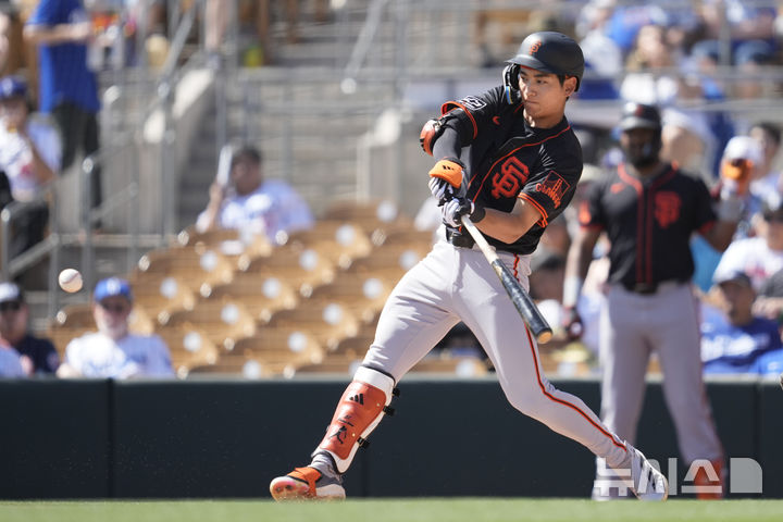 [피닉스=AP/뉴시스] 샌프란시스코 자이언츠의 이정후가 2일(한국 시간) 미국 애리조나주 글렌데일 캐멀백 랜치에서 열린 LA 다저스와의 2025 메이저리그(MLB) 시범경기에서 1회초 2루타를 때려내고 있다. 2025.03.02