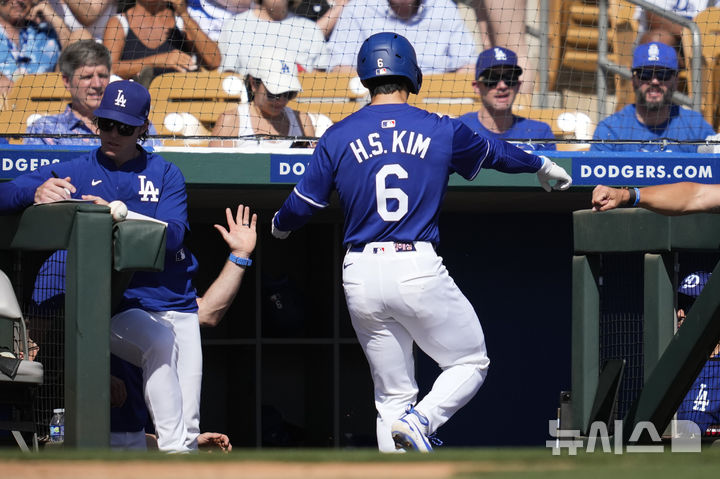 [피닉스=AP/뉴시스] 로스앤젤레스 다저스 유격수 김혜성이 1일(현지 시간) 미 애리조나주 피닉스 캐멀백 랜치에서 열린 2025 MLB 샌프란시스코 자이언츠와의 시범경기 3회 말 득점 후 더그아웃으로 들어가고 있다. 김혜성은 2타수 1안타(1홈런) 3득점 1볼넷, 이정후는 3타수 2안타 1타점을 기록했고 다저스가 6-5로 승리했다. 2025.03.02.