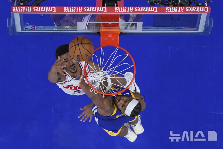 [필라델피아=AP/뉴시스] 미국프로농구(NBA) 필라델피아 세븐티식서스의 쿠엔틴 그라임스와 골든스테이트 워리어스의 모지스 무디. 2025.03.02