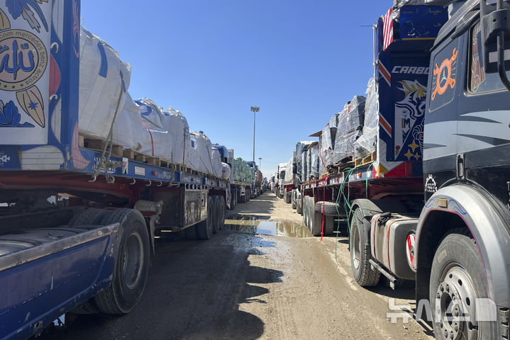 [라파=AP/뉴시스] 이스라엘이 구호 트럭의 가자지구 진입을 막은 뒤 3월 2일 이집트와 가자지구 사이 라파 국경 교차로 이집트 쪽에서 트럭들이 줄지어 서 있다.  3월 이후 국경봉쇄로 기아사태는 더욱 악화되었고 쵝근엔 구호품 공중 투하 등 원조국의 모든 대안적 노력이 집중되고 있다. 2025.8.07.