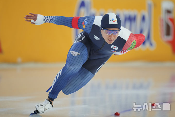 [헤이렌베인=AP/뉴시스] 김준호가 2일(현지 시간) 네덜란드 헤이렌베인 티알프 아이스 아레나에서 열린 2024-25 국제빙상경기연맹(ISU) 스피드스케이팅 월드컵 6차 남자 500m 경기를 펼치고 있다. 김준호는 34초55의 기록으로 4위를 차지하며 메달은 따내지 못했다. 2025.03.03.