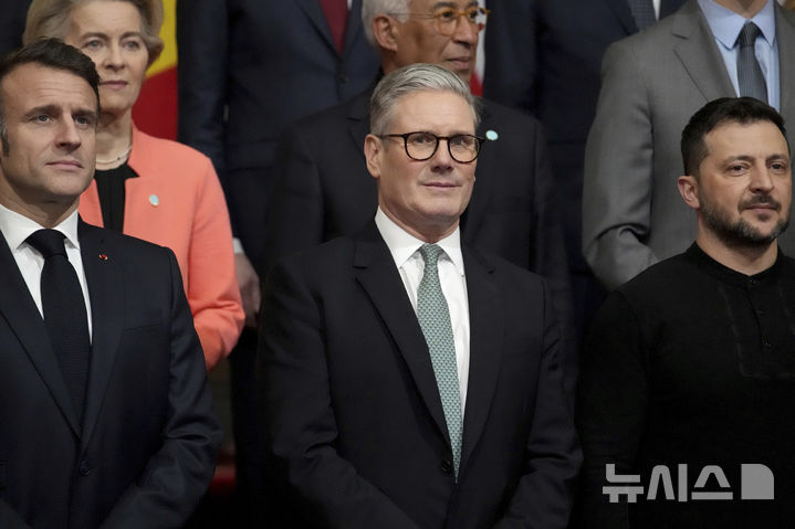 [런던=AP/뉴시스] 2일(현지 시간) 영국 런던 랭커스터하우스에서 열린 우크라이나 관련 유럽 특별 정상회의에서 참석자들이 단체 사진을 찍고 있다. 앞줄 왼쪽부터 에마뉘엘 마크롱 프랑스 대통령, 키어 스타머 영국 총리, 볼로디미르 젤렌스키 우크라이나 대통령. 2025.03.03.