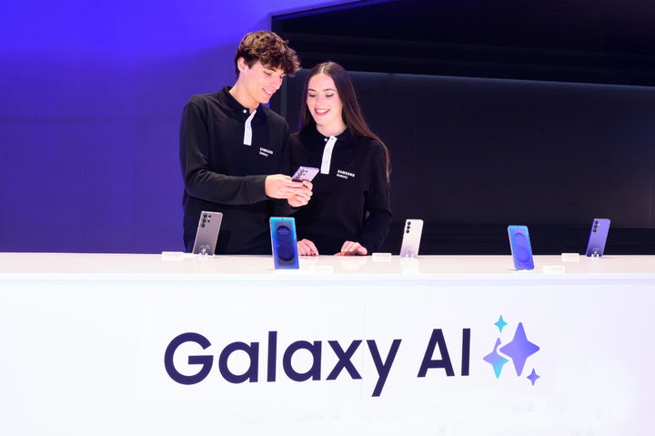 MWC25에 마련된 삼성전자 전시부스에서 삼성전자 모델들이 전시 부스를 소개하는 모습. (사진=삼성전지 제공) *재판매 및 DB 금지