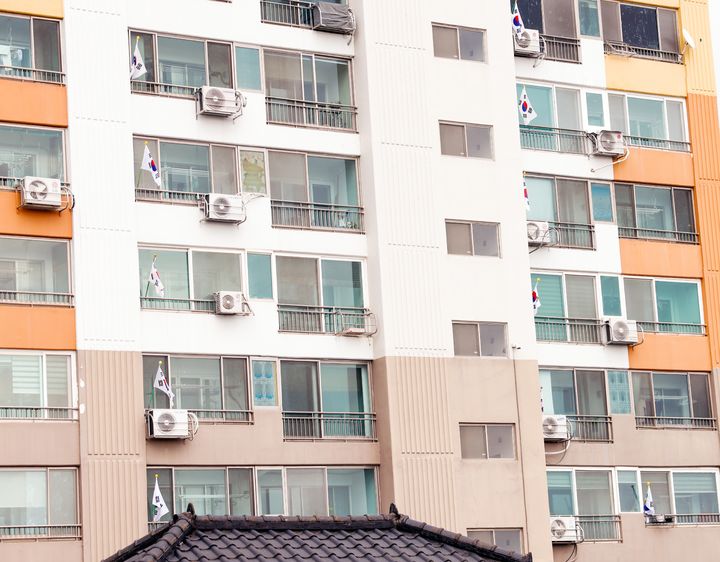 [칠곡=뉴시스] 무성아파트에 걸린 태극기 물결 (사진=칠곡군 제공) 2025.03.02 photo@newsis.com *재판매 및 DB 금지