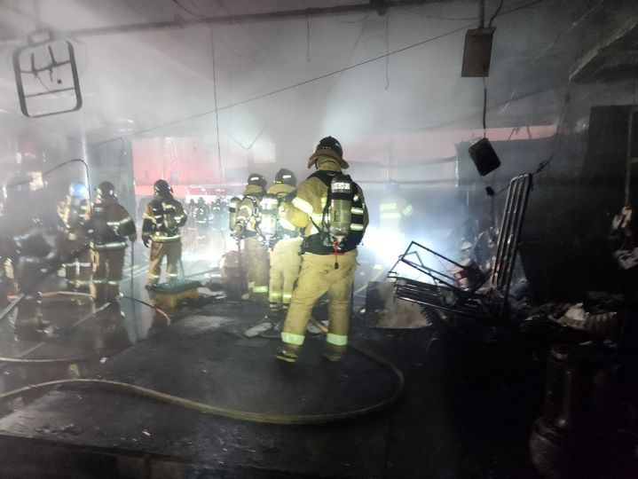 [부산=뉴시스] 부산 사상구 엄궁농산물시장 화재 현장. (사진=부산소방재난본부 제공) 2025.03.02. photo@newsis.com&nbsp; *재판매 및 DB 금지