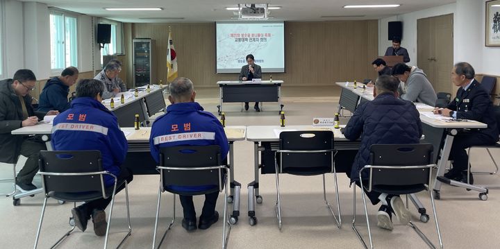 [통영=뉴시스] 신정철 기자= 제20회 통영 봉숫골 꽃나들이 축제가 벚꽃 개화시기인 오는 29~30 양일간 통영시 봉평동 봉수골 일원에서 개최될 예정이다.사진은 지난달 26일 통영시 봉평동행정복지센터 회의실에서 개최된 제20회 봉숫골 꽃나들이 축제 교통대책 관계자 회의 모습.(사진=통영시 제공).2025.03.02. photo@newsis.com *재판매 및 DB 금지