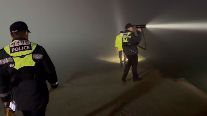 [해남=뉴시스] 굴 채취에 나섰던 60대 부부가 귀가하지 않고 있다는 신고를 접수한 해경이 해남 갈두항 인근에서 수색 작업을 벌이고 있다. (사진 = 완도해경 제공). 2025.03.02. photo@newsis.com *재판매 및 DB 금지