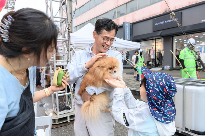 [서울=뉴시스] 지난해 개최된 양천구 반려동물 문화축제에서 반려동물 가족과 이기재구청장. 2025.03.02. (사진=양천구 제공) *재판매 및 DB 금지