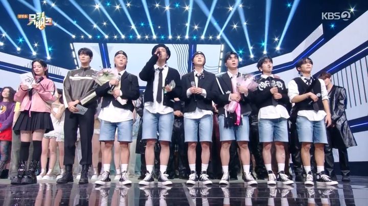 [서울=뉴시스] 그룹 '온앤오프'(ONF)가 지난달 28일 방송된 KBS 2TV '뮤직뱅크'에서 정규 2집 파트 1 '온앤오프: 마이아엔티티'(ONF: MY IDENTITY)의 타이틀곡 '더 스트레인저'(The Stranger)로 1위에 올랐다.(사진=KBS 2TV '뮤직뱅크' 방송화면 캡처) 2025.03.02 photo@newsis.com *재판매 및 DB 금지