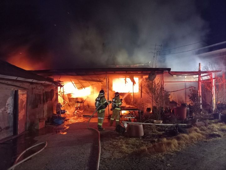 [구미=뉴시스] 경북 구미시 고아읍 한 단독주택에서 화재가 발생했다. (사진=경북소방본부 제공) 2025.03.02. photo@newsis.com *재판매 및 DB 금지