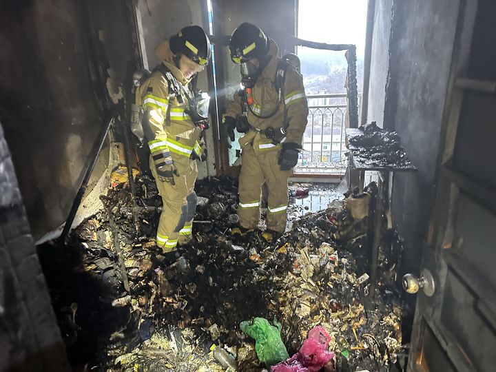 [영주=뉴시스] 1일 오후 4시49분께 경북 영주시 휴천동 한 아파트에서 화재가 발생했다. (사진=경북소방본부 제공) 2025.03.02. photo@newsis.com *재판매 및 DB 금지