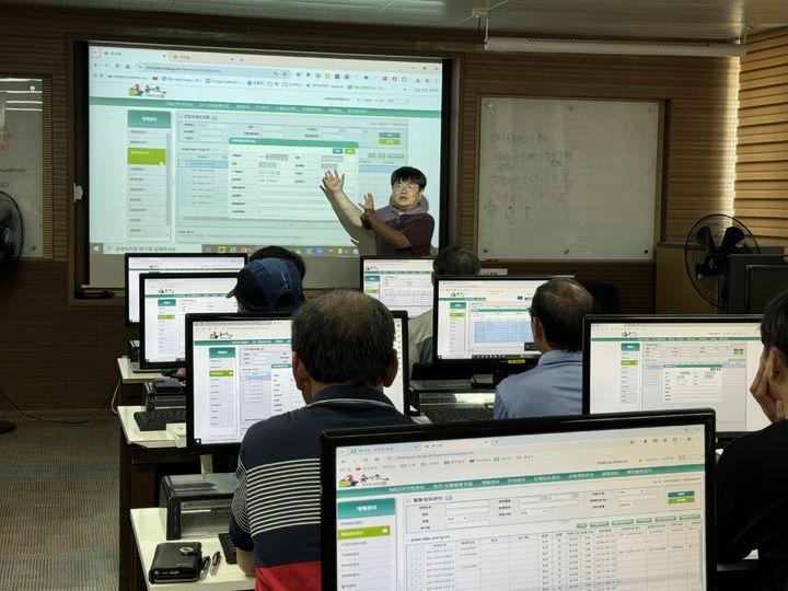 [세종=뉴시스] 농촌진흥청이 청영군 한우농가를 대상으로 '축사로' 교육을 진행하고 있다. (사진=농촌진흥청 제공) *재판매 및 DB 금지