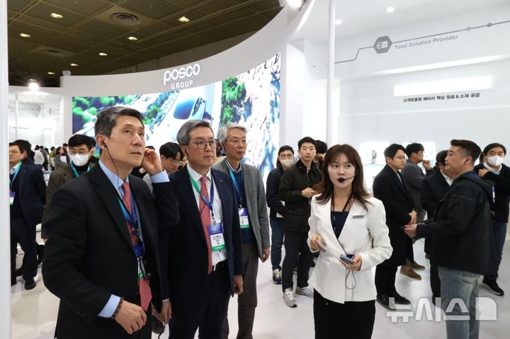 [포항=뉴시스] 송종욱 기자 = 포항시가 5~7일 사흘간 서울 코엑스에서 열리는 국내 최대 규모의 이차전지 산업 전문 전시회인 '인터배터리 2025' 참가해 홍보관을 운영해 기업의 기술력을 홍보하고, 국내외 판로 개척을 지원한다. 사진은 지난해 3월 열린 '인터배터리 2024' 현장에서 이강덕 시장이 포스코그룹 홍보관 앞에서 전시회를 둘러보며 설명을 듣는 모습. (사진=포항시 제공) 2025.03.03. photo@newsis.com