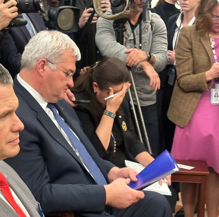  [서울=뉴시스] 옥사나 마르카로바 주미 우크라이나 대사가 지난달 28일 백악관에서 진행된 도널드 트럼프 대통령과 볼로디미르 젤렌스키 대통령의 회담이 ‘파국’으로 치닫는 것을 지켜보다 머리를 감싸며 당혹스러워 하고 있다.(출처: CNN 케이틀란 콜린스의 X) 2025.03.02. *재판매 및 DB 금지