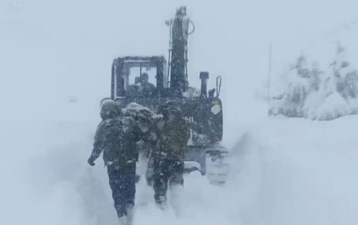 [AP/뉴시스] 인도 북부 히말라야 우타라탄드주의 도로 건설현장이 눈으로 덮혀 있다.2025.02.02. *재판매 및 DB 금지