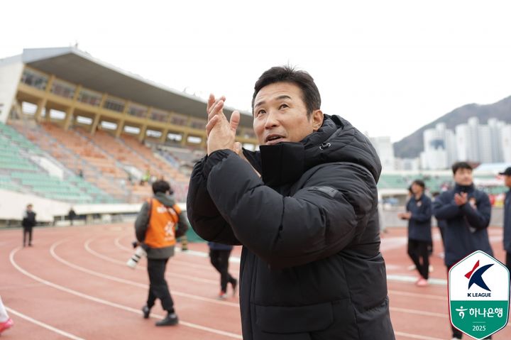 [서울=뉴시스]K리그2 경남FC 이을용 감독. (사진=한국프로축구연맹 제공)