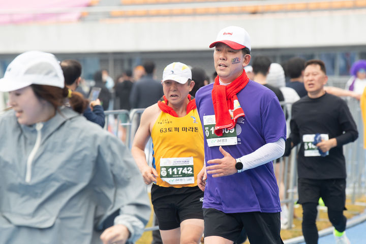 [구미=뉴시스] 김장호(가운데) 시장이 마라톤 코스를 달리고 있다 (사진=구미시 제공) 2025.03.02 photo@newsis.com *재판매 및 DB 금지