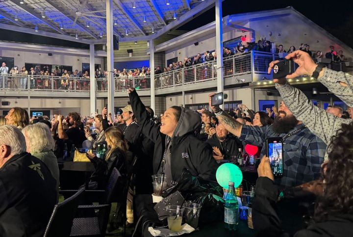 [서울=뉴시스] 미국 텍사스주 오스틴 교외 시더 파크에 본사에서 2일 블루 고스트의 달 착륙이 확인되자 직원들이 기뻐하고 있다. (출처: CNN)2025.03.02. *재판매 및 DB 금지