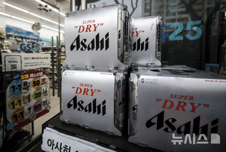 [서울=뉴시스] 정병혁 기자 = 2일 서울시내 한 편의점에 아사히 맥주가 진열되어 있다. 국내 수입맥주 1위 일본 아사히가 3월 1일부로 가격을 인상했다. 편의점 기준 아사히 수퍼드라이 캔맥주 350ml 가격은 3500원에서 4000 원으로, 500ml 가격은 기존 4500원에서 4900원으로 올랐다. 2025.03.02. jhope@newsis.com