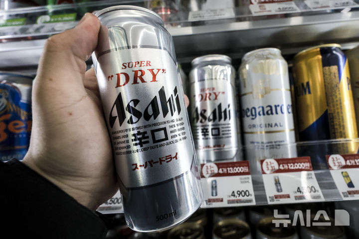 [서울=뉴시스] 정병혁 기자 = 2일 서울시내 한 편의점에 아사히 맥주가 진열되어 있다. 국내 수입맥주 1위 일본 아사히가 3월 1일부로 가격을 인상했다. 편의점 기준 아사히 수퍼드라이 캔맥주 350ml 가격은 3500원에서 4000 원으로, 500ml 가격은 기존 4500원에서 4900원으로 올랐다. 2025.03.02. jhope@newsis.com