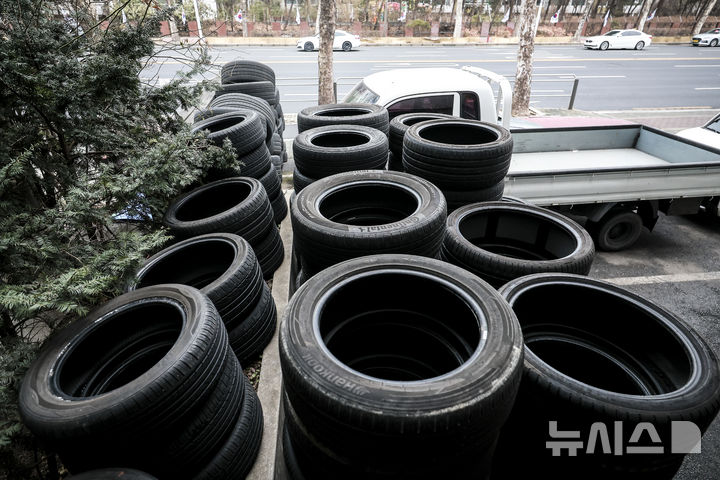 [서울=뉴시스] 정병혁 기자 = 2일 서울시내 한 카센터에 타이어가 놓여 있다. 2025.03.02. jhope@newsis.com