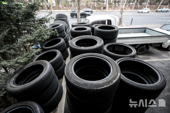 [서울=뉴시스] 정병혁 기자 = 서울시내 한 카센터에 타이어가 놓여 있다. 2025.03.02. jhope@newsis.com