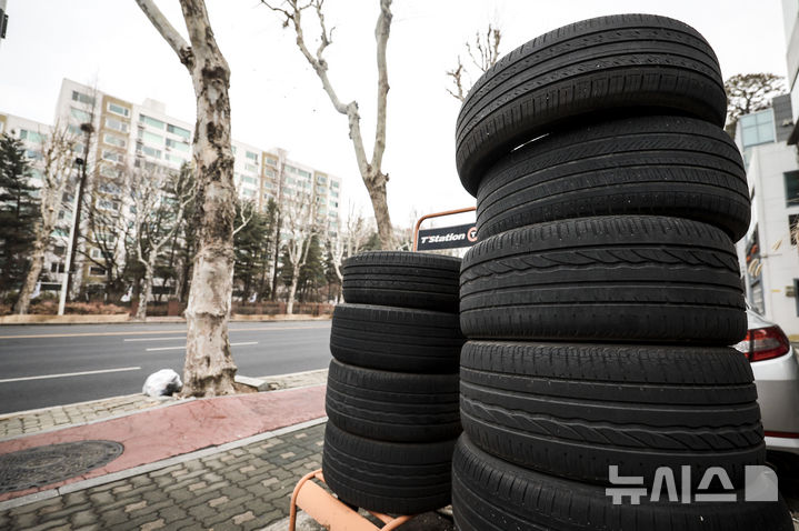 [서울=뉴시스] 정병혁 기자 = 지난해 3월2일 서울시내 한 카센터에 타이어가 놓여 있다. 2025.03.02. jhope@newsis.com