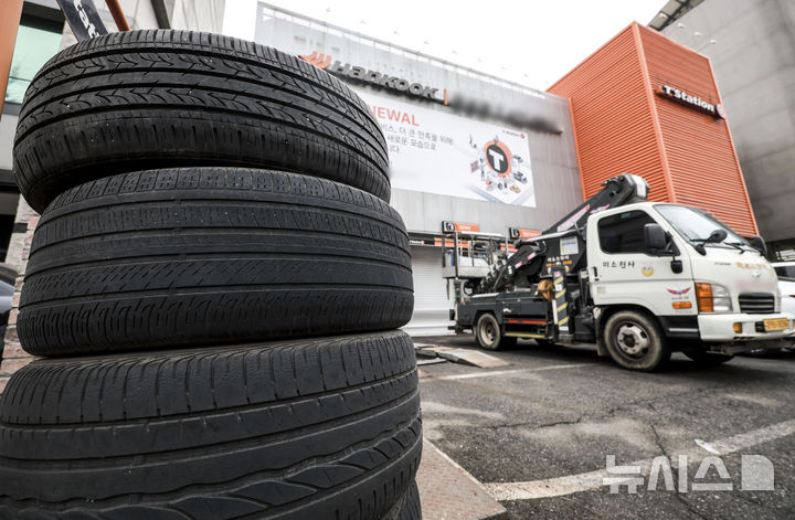 [서울=뉴시스] 정병혁 기자 = 2일 서울시내 한 카센터에 타이어가 놓여 있다. 2025.03.02. jhope@newsis.com