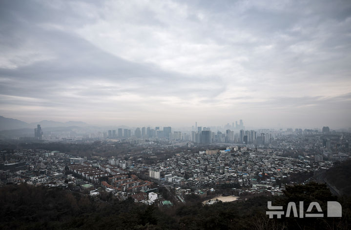 [서울=뉴시스] 정병혁 기자 = 흐린 날씨를 보인 2일 서울 남산에서 바라본 도심에 안개가 잔뜩 끼어있다. 2025.03.02. jhope@newsis.com
