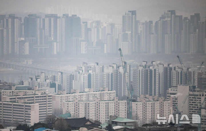 [서울=뉴시스] 정병혁 기자 = 지난 1월 서울 전체 아파트의 평균 가격이 서울 25개 자치구의 아파트 155만가구(임대 제외)의 평균 가격(호가와 시세, 지역별 평균 등을 반영해 산정)을 조사한 결과 지난 1월 기준으로 서울 아파트의 평균 가격은 13억8289만원으로 집계됐다. 이는 이전 최고점인 2022년 5월의 13억7532만원을 상회한 수치다. 사진은 2일 서울 남산에서 바라본 서울시내 아파트. 2025.03.02. jhope@newsis.com
