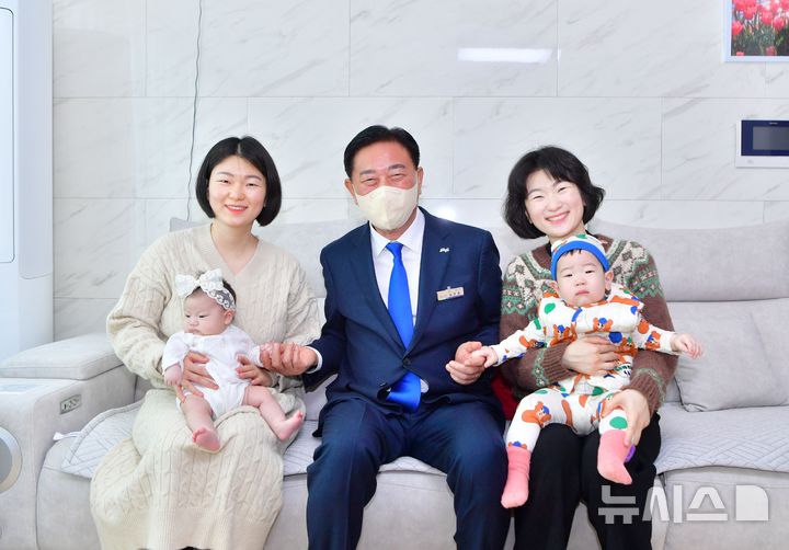 [장성=뉴시스] 김한종 장성군수가 최근 한 신생아 출산 가정을 방문해 축하 인사를 하고 있다. (사진=장성군 제공) photo@newsis.com&nbsp; 