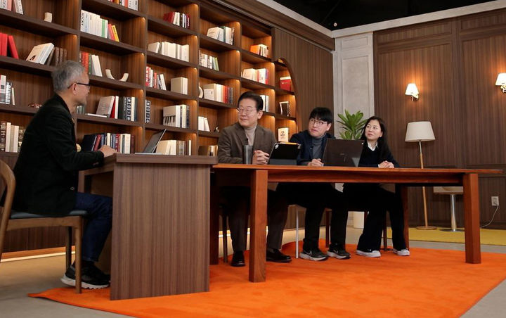 [서울=뉴시스] 조성봉 기자= 이재명 더불어민주당 대표가 2일 '모두의질문Q'에 출연해 대담을 하고 있다. (사진=더불어민주당 제공) 2025.03.02. photo@newsis.com *재판매 및 DB 금지