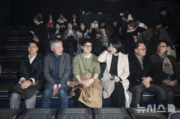 [서울=뉴시스] 정병혁 기자 = 한동훈 국민의힘 전 대표가 2일 오후 서울 종로구 나온 씨어터에서 제2연평해전을 다룬 공연 '바다는 비에 젖지 않는다'를 관람하기 앞서 극장에 앉아있다. 2025.03.02. jhope@newsis.com