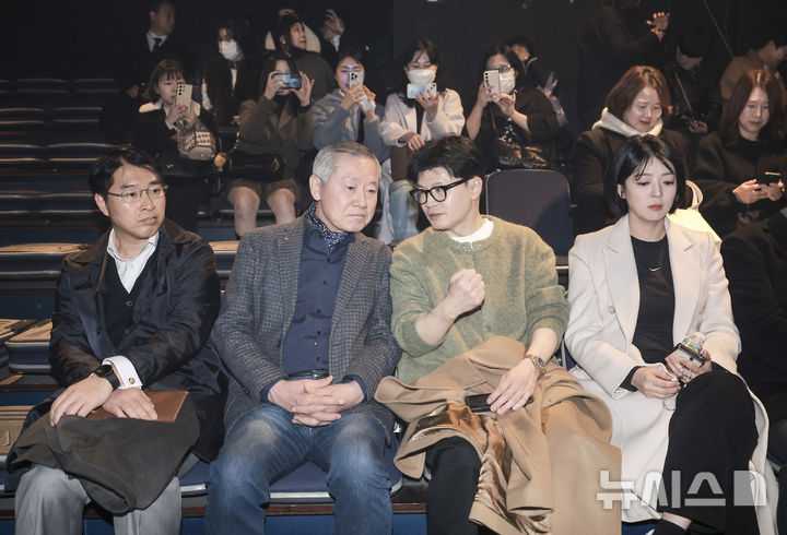 [서울=뉴시스] 정병혁 기자 = 한동훈 국민의힘 전 대표가 2일 오후 서울 종로구 나온 씨어터에서 제2연평해전을 다룬 공연 '바다는 비에 젖지 않는다'를 관람하기 위해 앞서 윤종성 전 국방부 천안함조사단장과 대화를 나누고 있다. 2025.03.02. jhope@newsis.com