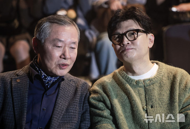 [서울=뉴시스] 정병혁 기자 = 한동훈 국민의힘 전 대표가 2일 오후 서울 종로구 나온 씨어터에서 제2연평해전을 다룬 공연 '바다는 비에 젖지 않는다'를 관람하기 앞서 윤종성 전 국방부 천안함조사단장과 대화를 나누고 있다. 2025.03.02. jhope@newsis.com