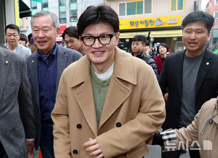 [서울=뉴시스] 정병혁 기자 = 한동훈 국민의힘 전 대표가 2일 오후 서울 종로구 나온 씨어터에서 제2연평해전을 다룬 공연 '바다는 비에 젖지 않는다'를 관람하기 위해 이동하고 있다. (공동취재) 2025.03.02. photo@newsis.com