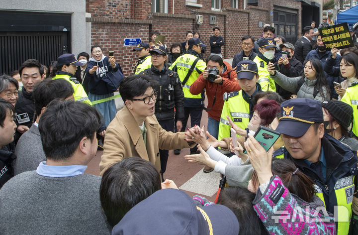 [서울=뉴시스] 정병혁 기자 = 한동훈 국민의힘 전 대표가 2일 오후 서울 종로구 나온 씨어터에서 제2연평해전을 다룬 공연 '바다는 비에 젖지 않는다'를 관람하기 위해 이동하고 있다. (공동취재) 2025.03.02. photo@newsis.com