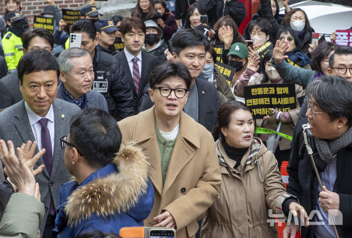 [서울=뉴시스] 정병혁 기자 = 한동훈 국민의힘 전 대표가 2일 오후 서울 종로구 나온 씨어터에서 제2연평해전을 다룬 공연 '바다는 비에 젖지 않는다'를 관람하기 위해 이동하고 있다. (공동취재) 2025.03.02. photo@newsis.com