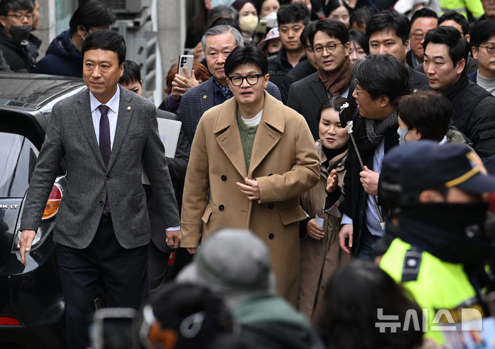 [서울=뉴시스] 정병혁 기자 = 한동훈 국민의힘 전 대표가 2일 오후 서울 종로구 나온 씨어터에서 제2연평해전을 다룬 공연 '바다는 비에 젖지 않는다'를 관람하기 위해 이동하고 있다. (공동취재) 2025.03.02. photo@newsis.com