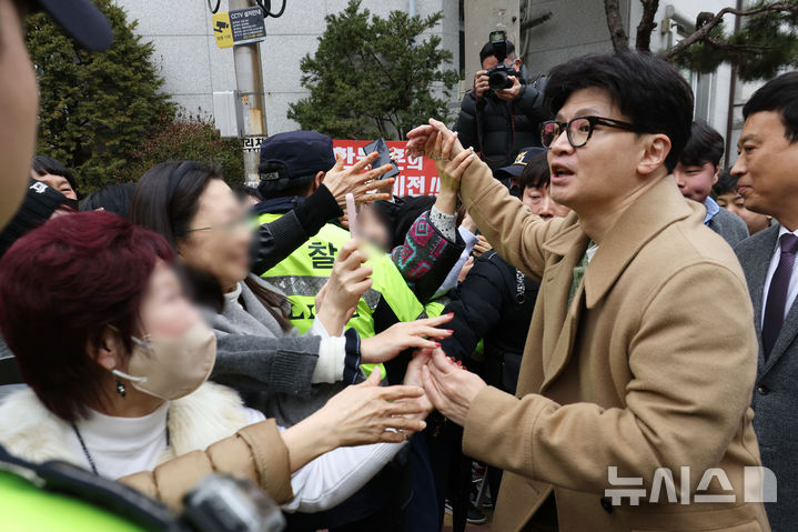 [서울=뉴시스] 정병혁 기자 = 한동훈 국민의힘 전 대표가 2일 오후 서울 종로구 나온 씨어터에서 제2연평해전을 다룬 공연 '바다는 비에 젖지 않는다'를 관람하기 위해 이동하고 있다. (공동취재) 2025.03.02. photo@newsis.com