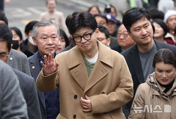 [서울=뉴시스] 정병혁 기자 = 한동훈 국민의힘 전 대표가 2일 오후 서울 종로구 나온 씨어터에서 제2연평해전을 다룬 공연 '바다는 비에 젖지 않는다'를 관람하기 위해 이동하고 있다. (공동취재) 2025.03.02. photo@newsis.com