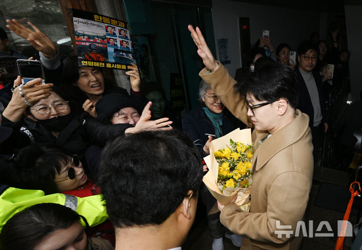 [서울=뉴시스] 정병혁 기자 = 한동훈 국민의힘 전 대표가 2일 오후 서울 종로구 나온 씨어터에서 제2연평해전을 다룬 공연 '바다는 비에 젖지 않는다'를 관람하기 위해 이동하며 지지자들에게 인사를 하고 있다. (공동취재) 2025.03.02. photo@newsis.com