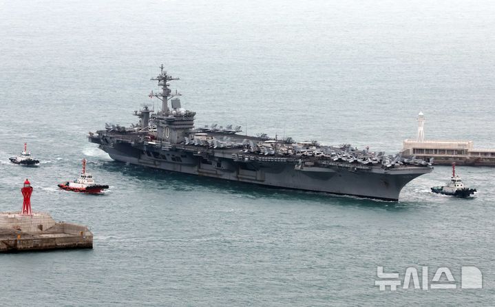 [부산=뉴시스] 하경민 기자 = 미국 해군의 니미츠급(10만t급) 핵추진 항공모함 '칼빈슨함'(CVN-70)이 2일 오후 부산 남구 해군작전사령부 부산작전기지에 입항하고 있다. 칼빈슨함은 길이 333m, 폭 76.4m, 승조원 6000여명, 비행갑판 축구장 3배 규모이며, 스텔스 전투기 F-35C 등 항공기 80~90대 탑재할 수 있어 '떠다니는 군사기지'라 불린다. 2025.03.02. yulnetphoto@newsis.com